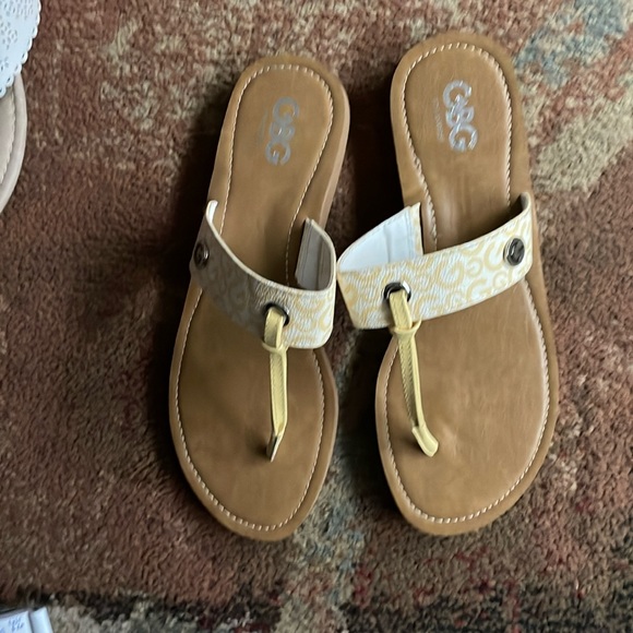 Women’s size 11 yellow and white GBG Los Angeles Slip on thong sandals - Picture 1 of 6